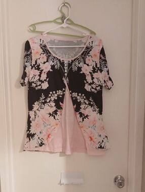 Floral Split-Front Short Sleeve Women's Top - Black & Pink